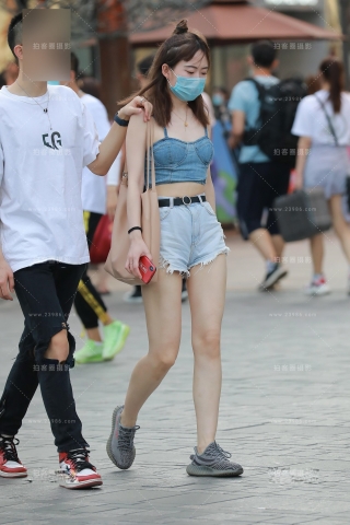 【玻璃街拍】白嫩热裤Y Y小姐姐