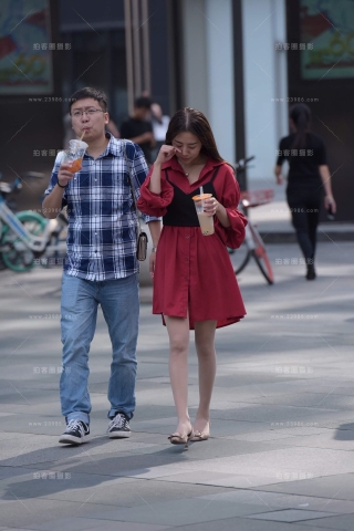 街拍红裙丝袜美女