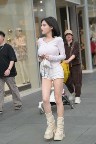 白热裤小姐姐--浅浅 【图片➕视频】