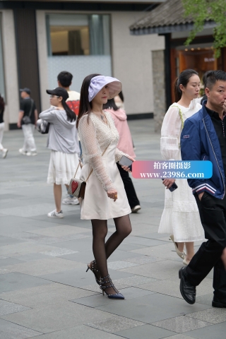 街拍爱穿嘿丝的轻熟少f