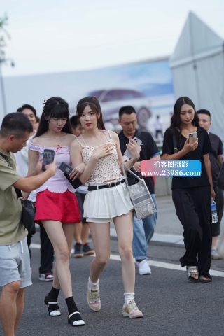 眉清目秀中透着古灵精怪