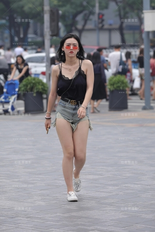 性感美背热裤美女