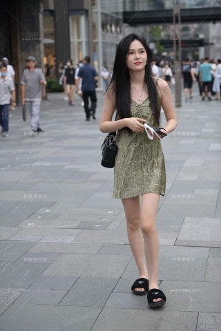 街拍美丽的吊带裙小仙女