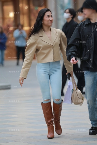 【玻璃街拍】浅牛仔裤女友