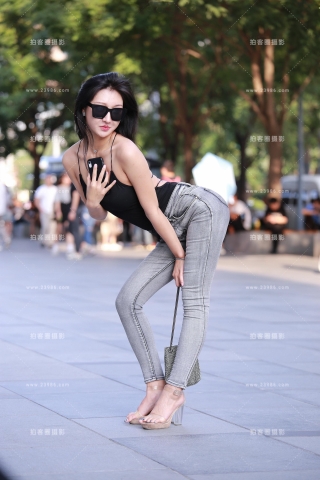 灰色紧身牛仔裤美眉