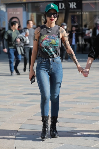 蓝色紧身牛仔裤美眉