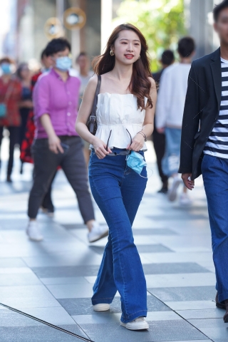 这个姐姐有点可爱