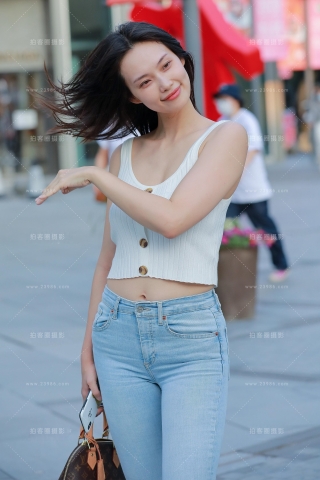 【玻璃街拍】浅蓝牛仔裤美眉