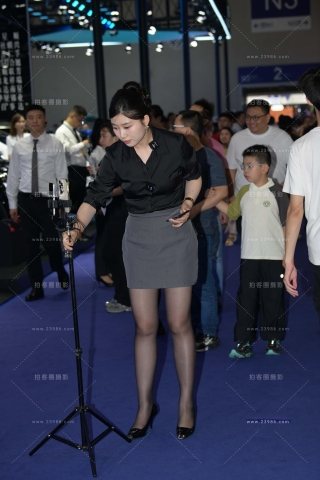 香车配美人，韵味黑丝