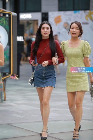 漂亮的牛仔裙美眉跟闺蜜