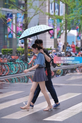 街拍百褶短裙小姐姐