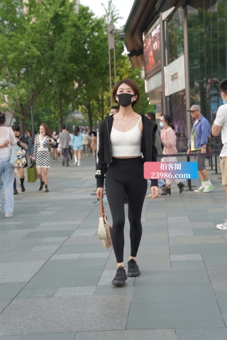 抓拍短发紧身裤美眉