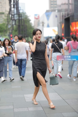 街拍气质开叉裙美女