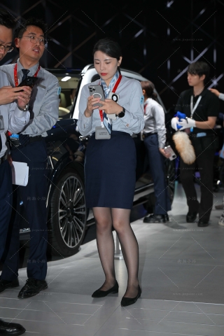 漂亮轻熟的汽车销售顾问