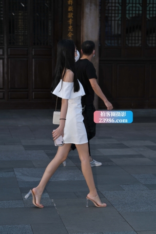 苗条的白裙女子