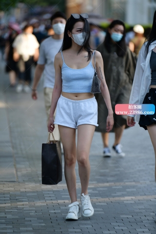 ★妩媚吊带热裤美女