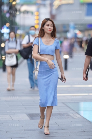 蓝裙美眉好身材