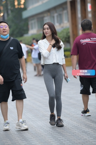 街拍灰色弹力裤美眉