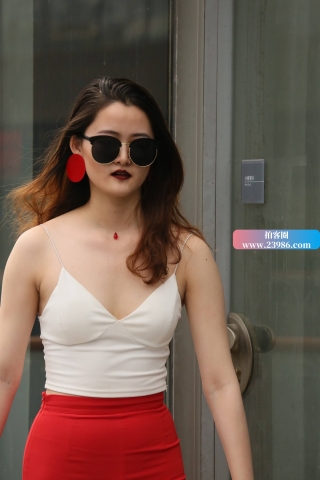 红色喇叭裤美女