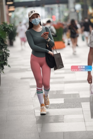 街拍粉色瑜伽裤美眉