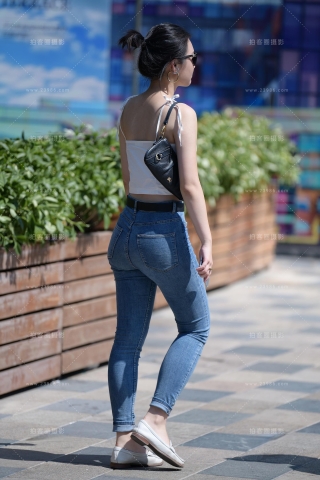 【小默赛帖】第1514篇★紧身吊带美女★