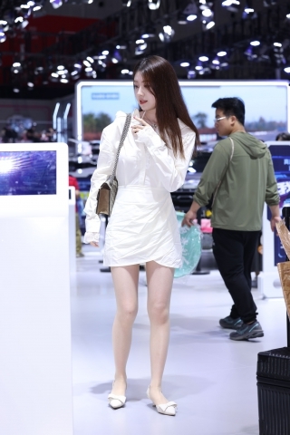 20250429白裙肉丝漂亮美眉