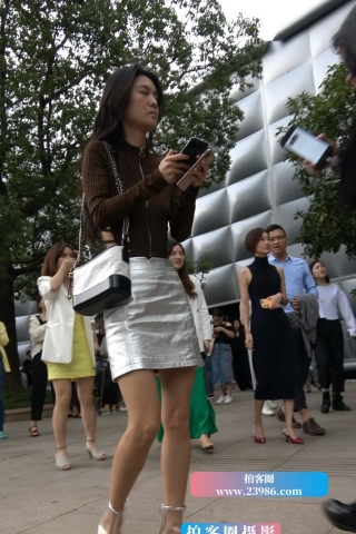 4K - 街拍银白色短裙成熟S妇 [743 MB/MP4]（视频版）