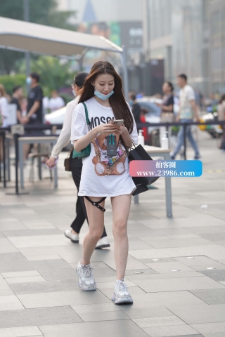 搭讪街拍长T恤小姐姐