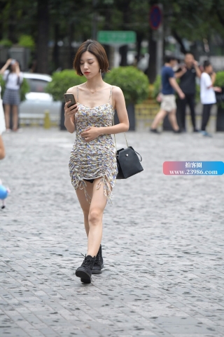街拍吊带碎花裙短发靓女