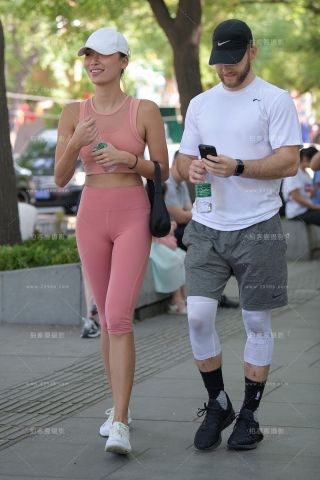 【街拍之魂赛帖】搭讪性感粉色紧身美女