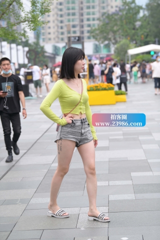 街拍清清爽爽的热裤女孩儿