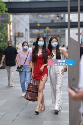 街拍大红短裙姐妹