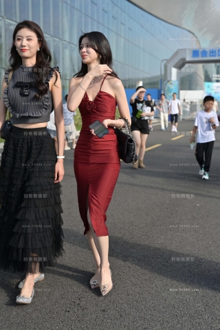 吊带红裙高挑美女