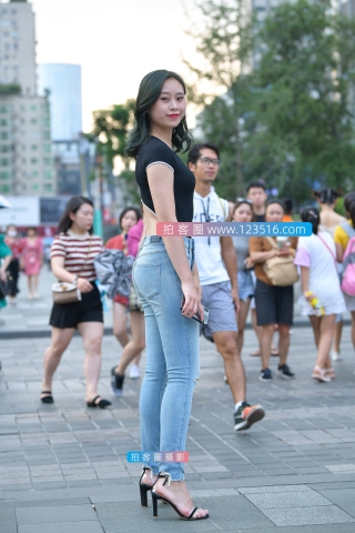 【街拍之魂赛帖】等车的紧身牛仔