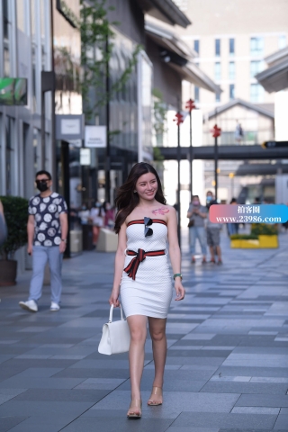 街拍抹胸白裙时尚靓女