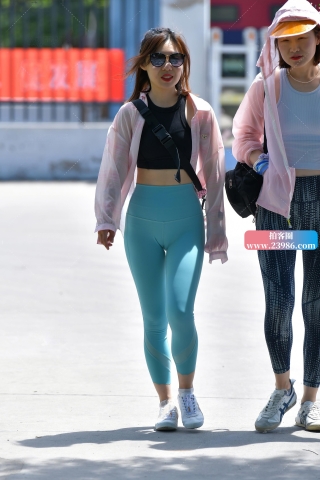 ★浅色瑜伽紧身裤美女