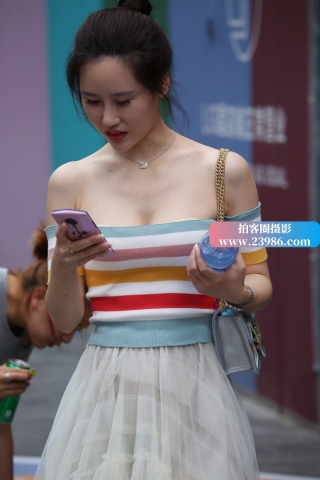 街拍低胸装小姐姐