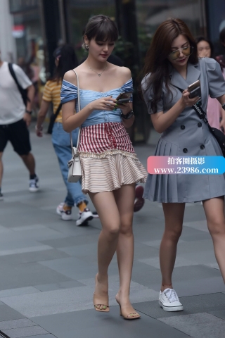 漏香肩性感街拍美女