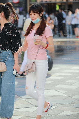 【玻璃街拍】白色紧身裤小姐姐