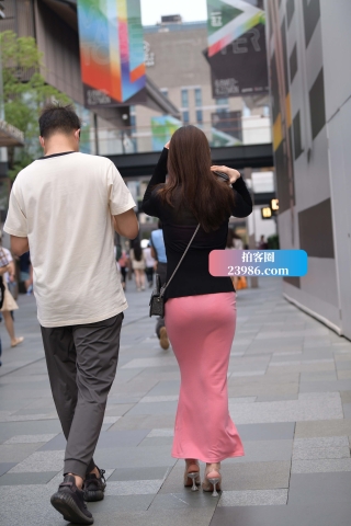 街拍漂亮的粉色裙女友