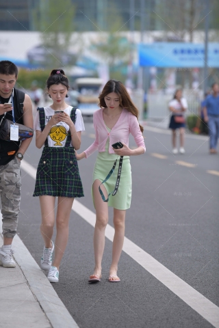 粉色人字拖小姐姐