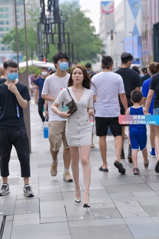 街拍性感的包臀裙丝袜美女