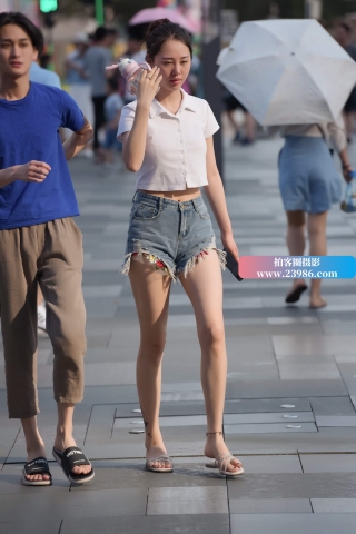 街拍短热牛美女