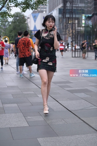 打电话的旗袍装短发mm