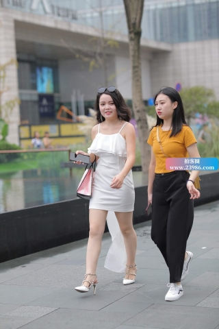 街拍白色吊带裙s妇
