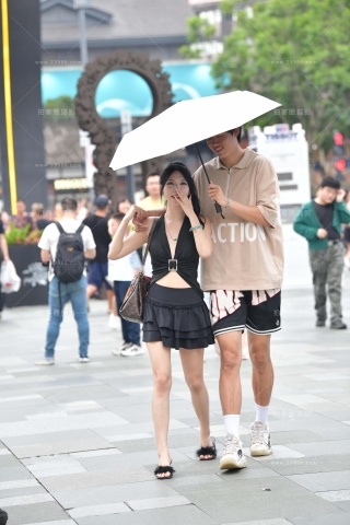 街拍黑色超短裙小姐姐