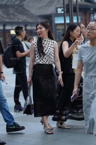 成熟韵味黑色裙美妇