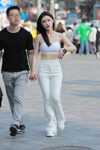 白色牛仔裤女友