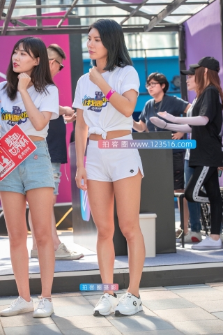 【街拍之魂赛帖】B46、有曲线的展台美女