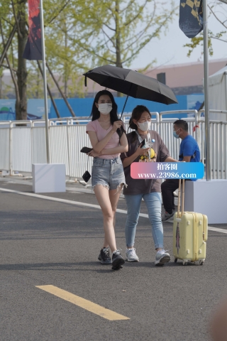 撑着伞的热牛妹纸